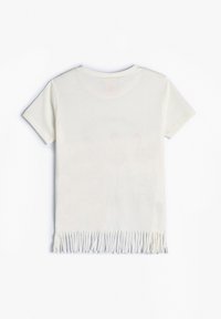 Camiseta de algodón blanca con mangas cortas y un dobladillo con flecos. Textura suave, cuello redondo y diseño sencillo.