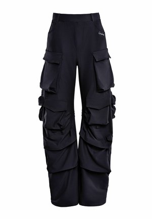 Pantalones cargo negros de tejido texturizado, con múltiples bolsillos grandes, un ajuste relajado y detalles fruncidos a lo largo de los lados.