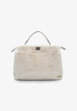 Weiße Kunstfell-Handtasche mit rechteckiger Form, glattem Ledergriff und silbernen Hardware-Details auf der Vorderseite. Weiche Textur.