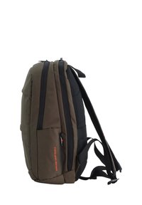 Mochila marrón y negra con lados acolchados, múltiples compartimentos con cremallera, espalda de malla y correas ajustables. Detalle impreso "Explora Tu Mundo".