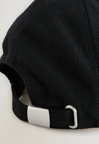 Pet - black
