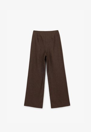 Braune weite Hosen aus strukturiertem Material, mit hoher Taille und ohne sichtbare Akzente oder Muster.