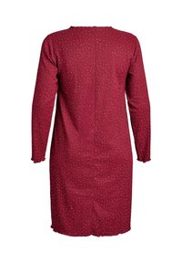 Robe rouge à manches longues en tissu texturé avec de petits pois blancs, dotée d'un col rond et de poignets festonnés. Vue de dos montrée.
