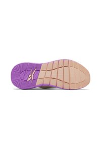 Suela de zapato con una sección de goma morada y goma beige texturizada. Presenta surcos y perforaciones para tracción y flexibilidad.