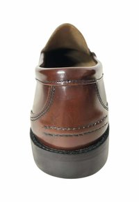 Zapato de cuero marrón con tacón redondeado, textura suave, costuras decorativas y suela de goma negra. Vista trasera que muestra los detalles de diseño.