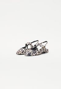 Leopardimustrilised slingback-kingsad madala ploki säärega, ümarate varvaste ja risti-häälestuse detailidega. Kangastekstuuri on pehme ja mustriline.