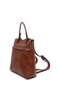 Mochila de cuero marrón con asas enrolladas y correas de hombro ajustables. Cuenta con un bolsillo frontal con solapa y una superficie texturizada.