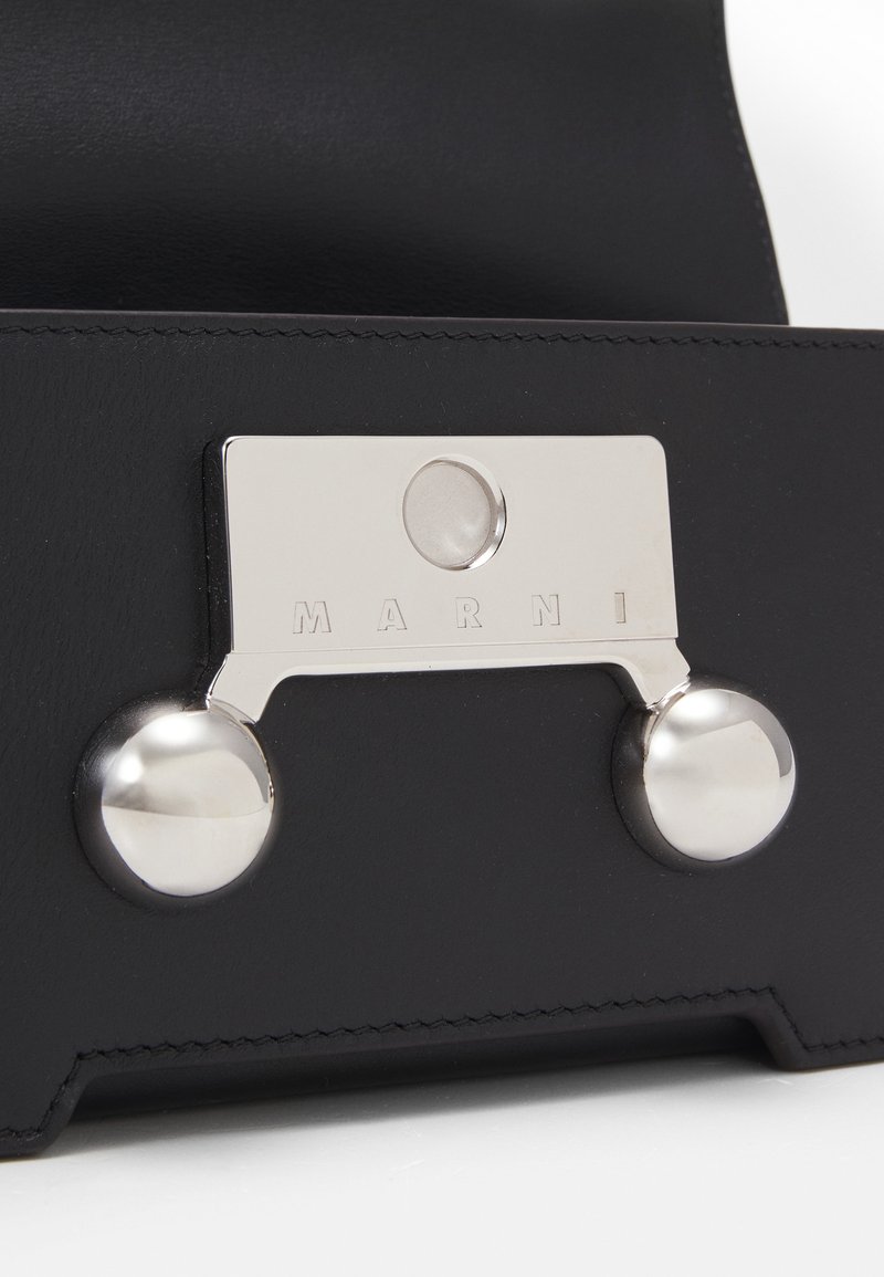 Sac en cuir noir avec un fermoir en métal argenté gravé "MARNI", agrémenté d'accents circulaires de chaque côté.