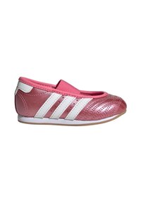 Chaussure métallique rose pour tout-petit avec des rayures blanches, une bride élastique et un bout texturé sur fond blanc.