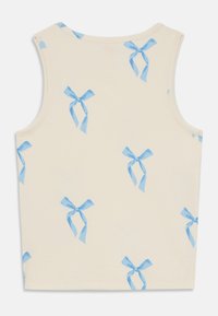 Kremfarget tanktopp med ribbet tekstur, prydet med blå rutete sløyfer fordelt over stoffet. Rund halslinje, uten ermer.