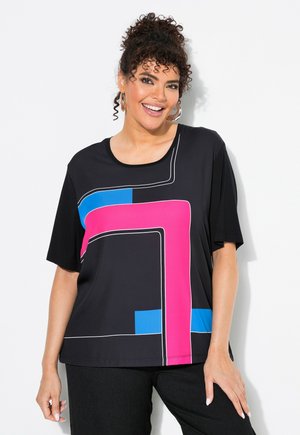 Sort kortærmet top med iøjnefaldende geometriske mønstre i pink og blå, med hvide detaljeringer og en rund halsudskæring.
