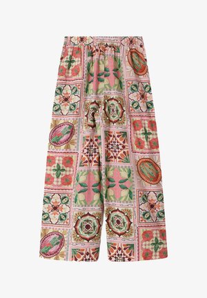 Pantalon à jambes larges avec taille élastique, avec un motif patchwork coloré de fruits, légumes et motifs floraux géométriques en rose, vert et orange.