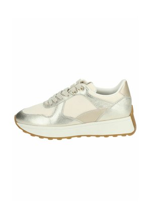 Sneakers con lacci con una tomaia in metallo argento e beige chiaro testurizzata, suola in gomma e colletto imbottito per il supporto. Accenti di design distintivi evidenti.