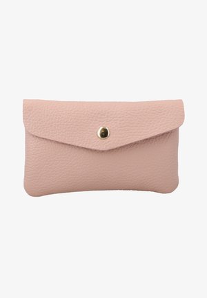 Weiche rosa strukturierte Lederetui mit einer Klappe und einem runden goldenen Druckknopfverschluss, zentriert auf weißem Hintergrund.