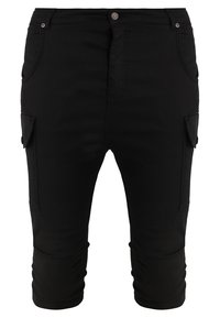 Zwarte cargobroek met een strakke pasvorm, knielengte en meerdere zakken. Gemaakt van duurzaam materiaal met een gladde textuur.