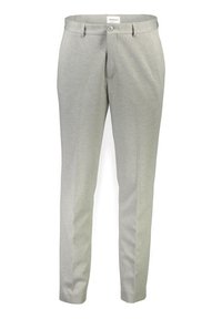 Pantalones grises claros a medida, hechos de un tejido de textura suave, con cierre de botón, trabillas para cinturón y bolsillos laterales.