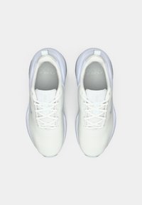 Hvide atletiske sko med en tekstureret mesh-overdel, flade snørrebånd og gummisåler. Har et minimalistisk design og en forstærket hæltab.