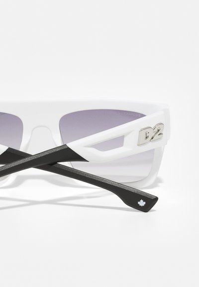 Ochelari de soare albi cu lentile graduat violet, având un logo metallic D2 distinctiv, brațe negre și o finisare texturată pe tâmple.
