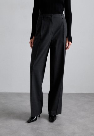 Calças de perna larga de cintura alta em tecido cinza carvão com textura subtil, apresentando um fecho frontal com botão e bolsos laterais.