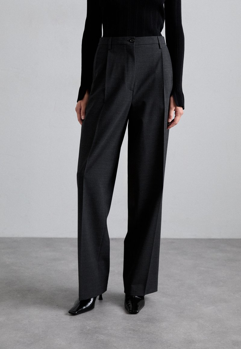 Pantaloni a vita alta e gamba larga in tessuto grigio antracite con una sottile texture, dotati di chiusura a bottoni frontale e tasche laterali.