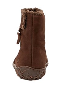 Botín de ante marrón con un suave borde forrado de piel, cremallera en un lado y suela de goma texturizada con un patrón geométrico.