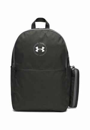 Zwarte Under Armour rugzak met cirkelvormig logo aan de voorkant en een afneembaar ritsvak aan de rechterkant.