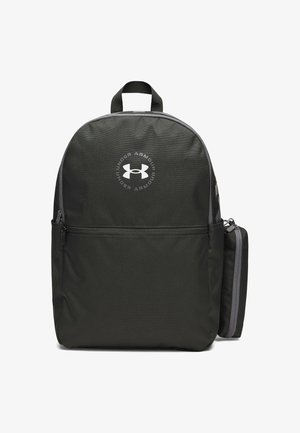 Mochila negra Under Armour con logotipo circular en la parte delantera y bolsillo con cremallera desmontable en el lado derecho.