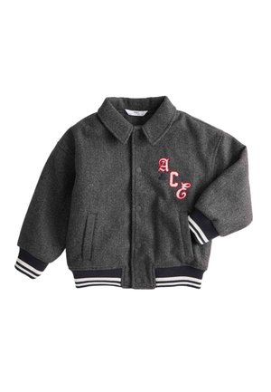 Ciemnoszara wełniana kurtka z zatrzaskami, prążkowanymi mankietami i dołem w czarno-białe paski oraz czerwonymi literami "A C E" wyhaftowanymi na piersi.
