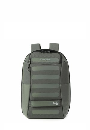 Sac à dos Hedgren gris avec panneau avant rembourré et plusieurs sangles horizontales, deux bretelles et une poche zippée sur le dessus.