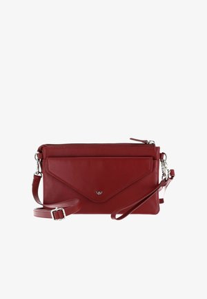 Rote Leder-Umhängetasche mit Frontklappentasche, silberner Hardware, Reißverschluss und verstellbarem Riemen vor weißem Hintergrund.