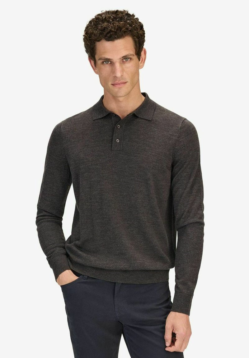 Tummanharmaa pitkähihainen poolopaita, joka on tehty pehmeästä kankaasta. Paidan klassinen kaulus ja kolme nappia edessä. Sileä pinta ja ribbaatut hihansuut.