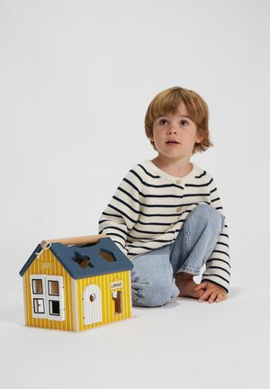 Casa a forma di sorter in legno di colore giallo con strisce bianche, tetto blu, forme ritagliate e porta. Dotata di una maniglia per un facile trasporto.