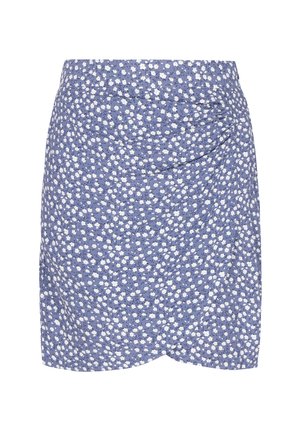 Plava cvjetna suknja s bijelim cvjetovima, teksturirana tkanina i nabrane strane. Rub suknje je iznad koljena, s oblikom omota.