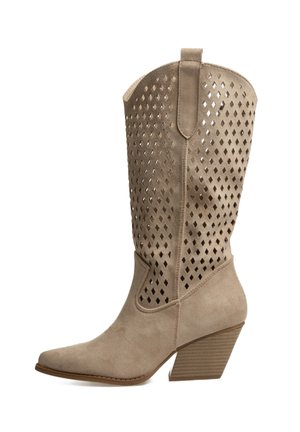 Bota vaquera de ante beige hasta la mitad de la pantorrilla, con perforaciones en forma de diamante y un tacón de bloque apilado inclinado.