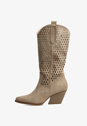 Bota vaquera de ante beige hasta la mitad de la pantorrilla, con perforaciones en forma de diamante y un tacón de bloque apilado inclinado.