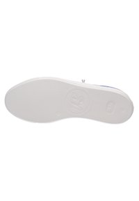Semelle de chaussure en caoutchouc blanc avec un motif texturé et un logo circulaire. Le design présente une forme arrondie avec un bord lisse.
