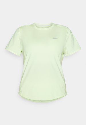 Helles grünes Sport-T-Shirt aus weichem, atmungsaktivem Stoff. Verfügt über einen Rundhalsausschnitt, kurze Ärmel und ein kleines silbernes Logo auf der Brust.