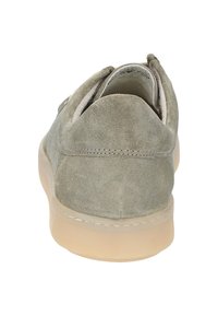 Baskets en suède vert avec un dos arrondi, semelle en caoutchouc légère et accents cousus. Elles présentent un dessus doux et une doublure intérieure lisse.