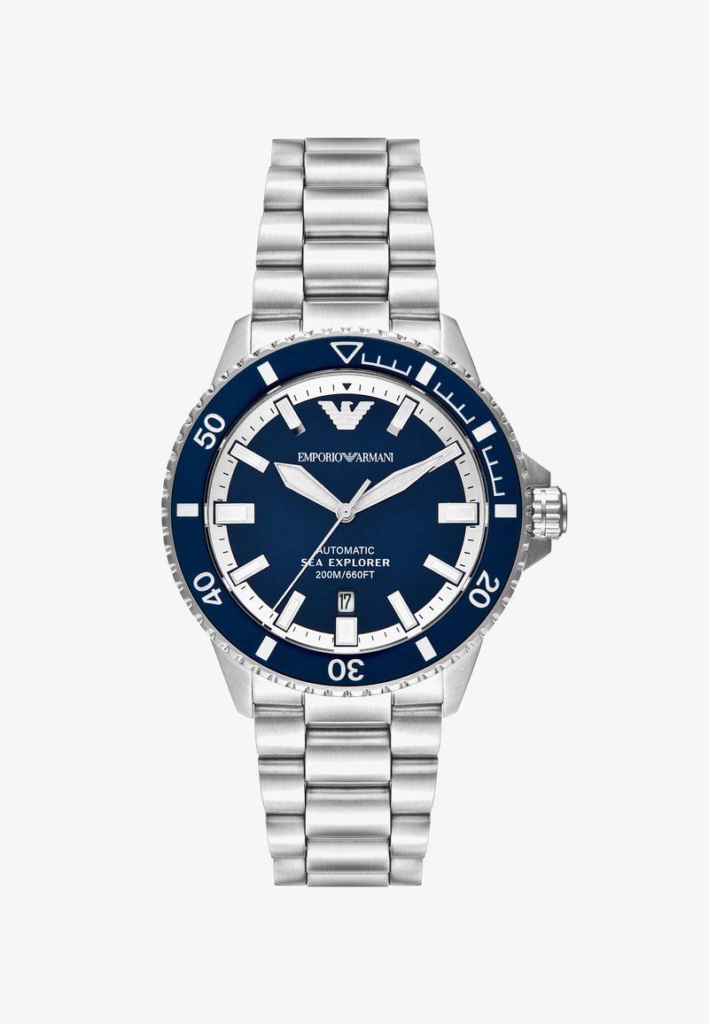 Αυτόματη ρολόγια από ανοξείδωτο ατσάλι με μπλε καντράν, περιστροφική στεφάνη, ασημένιες λεπτομέρειες και παράθυρο ημερομηνίας στις 6 η ώρα. Ανθεκτικότητα στο νερό έως 200 μέτρα.