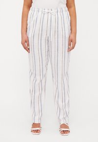 Calças listradas brancas com linhas azul claro e castanhas, apresentando uma cintura elástica com cordão e bolsos laterais.