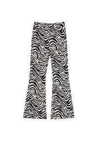 Svartvitrandiga flaredbyxor med slät textur och elastisk midja, med ett djärvt, vågigt mönster genom hela plagget.