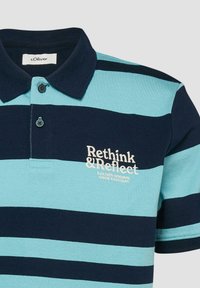 Polo rayé bleu et marine avec deux boutons et « Rethink & Reflect S.Oliver Original Grow Everyday » brodé sur la poitrine.
