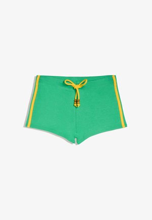Pantaloni scurți de baie verzi cu dungi galbene laterale și șnur galben cu mărgele din lemn în față, în centru.