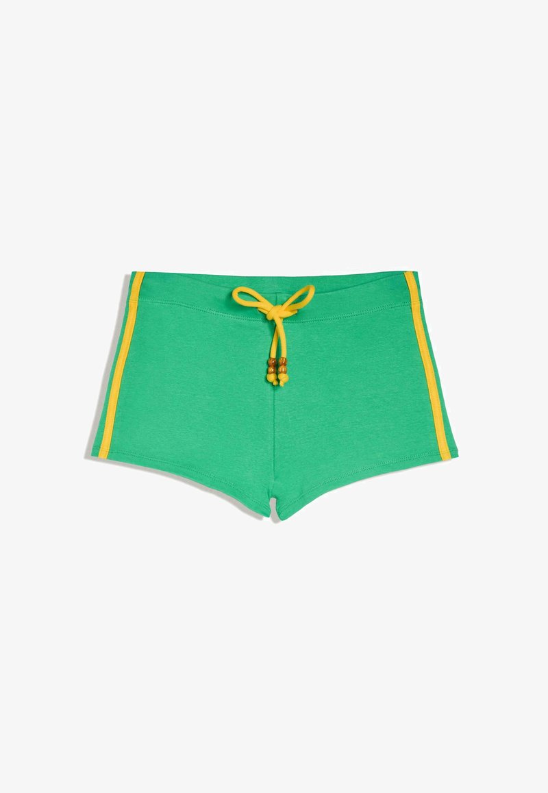 Short de bain vert avec des bandes jaunes sur les côtés et un cordon jaune orné de perles en bois à l'avant au centre.