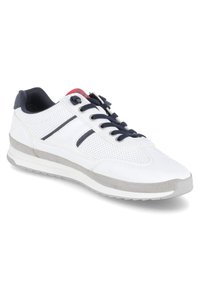 Weißer Sneaker mit einem perforierten Obermaterial, navyfarbigen Akzenten und roten Details auf der Zunge. Verfügt über eine graue Gummisohle und ein traditionelles Schnürsystem.