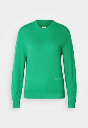 Zelený pletený svetr s kulatým výstřihem, dlouhými rukávy a žebrovanými manžetami. Na levé straně poblíž lemu se nachází malé bílé logo.