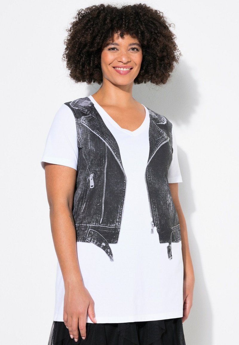 Camiseta blanca con un estampado gráfico negro de una chaqueta de cuero corta, con escote en V y mangas cortas.