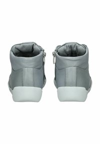 Graue Leder-Hochschuh mit gepolstertem Kragen, seitlichen Reißverschlüssen und strukturierten weißen Gummisohlen. Glatte Oberfläche mit minimaler Detailierung.