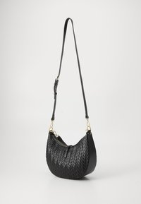 Borsa a tracolla in pelle nera con forma curva, caratterizzata da un design trapuntato, dettagli in hardware dorato e una tracolla rimovibile.