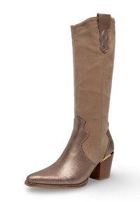 Botte marron jusqu'au genou avec une finition étincelante, bout pointu et design festonné. Présente un talon empilé et des détails d'accent près du haut.